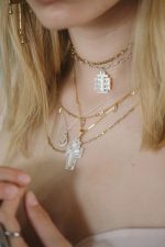 Elegant Chain Link Necklace With Crystal Accents - Image 4