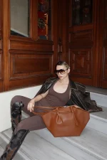 Chic Brown Tote Bag - Image 7